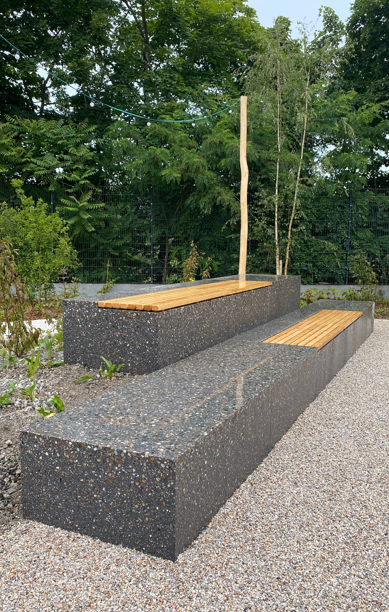 Dunkle Betonbank mit Holz