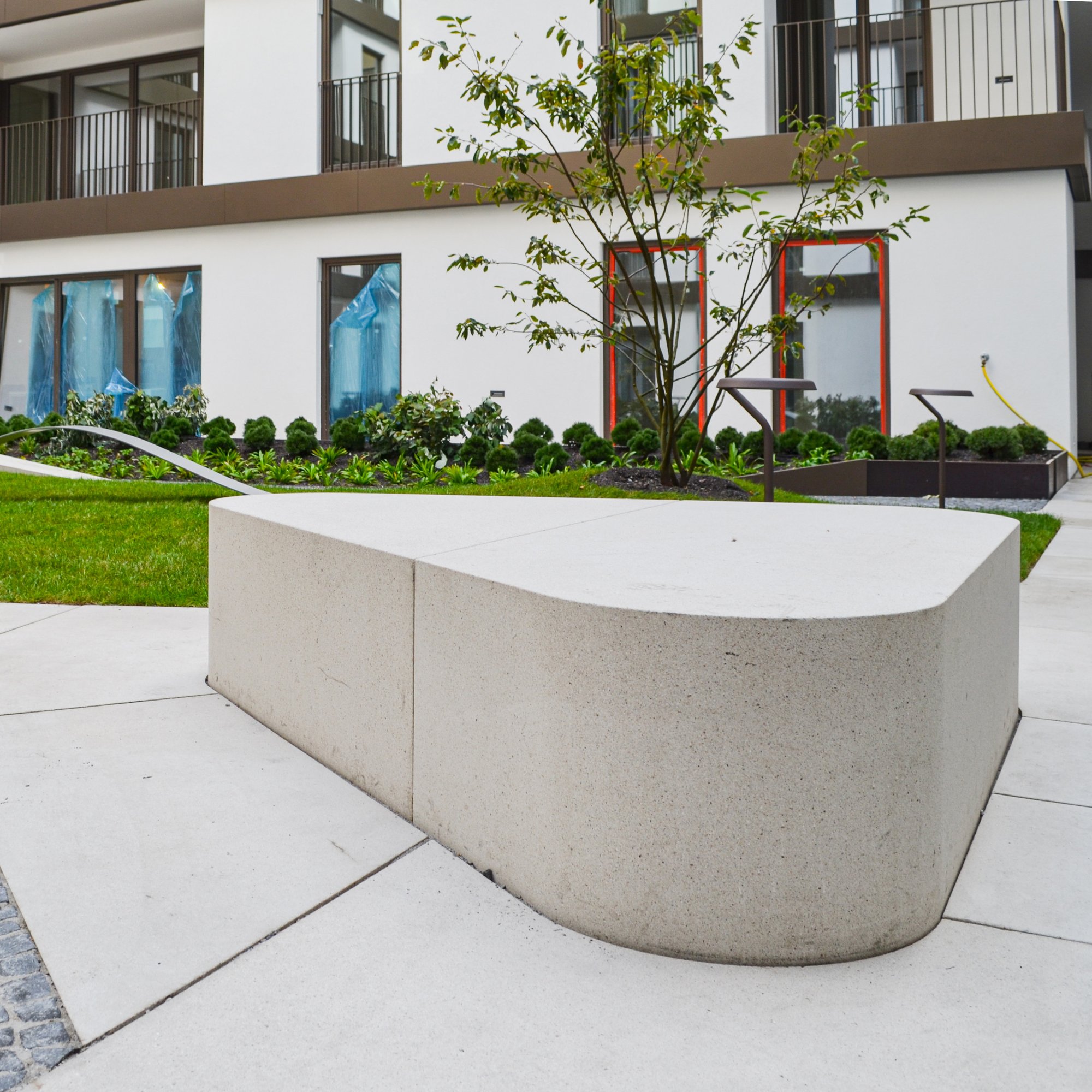 Betoninsel in Dreieckform mit abgerundeten Ecken Betoninsel in Dreieckform mit abgerundeten Ecken