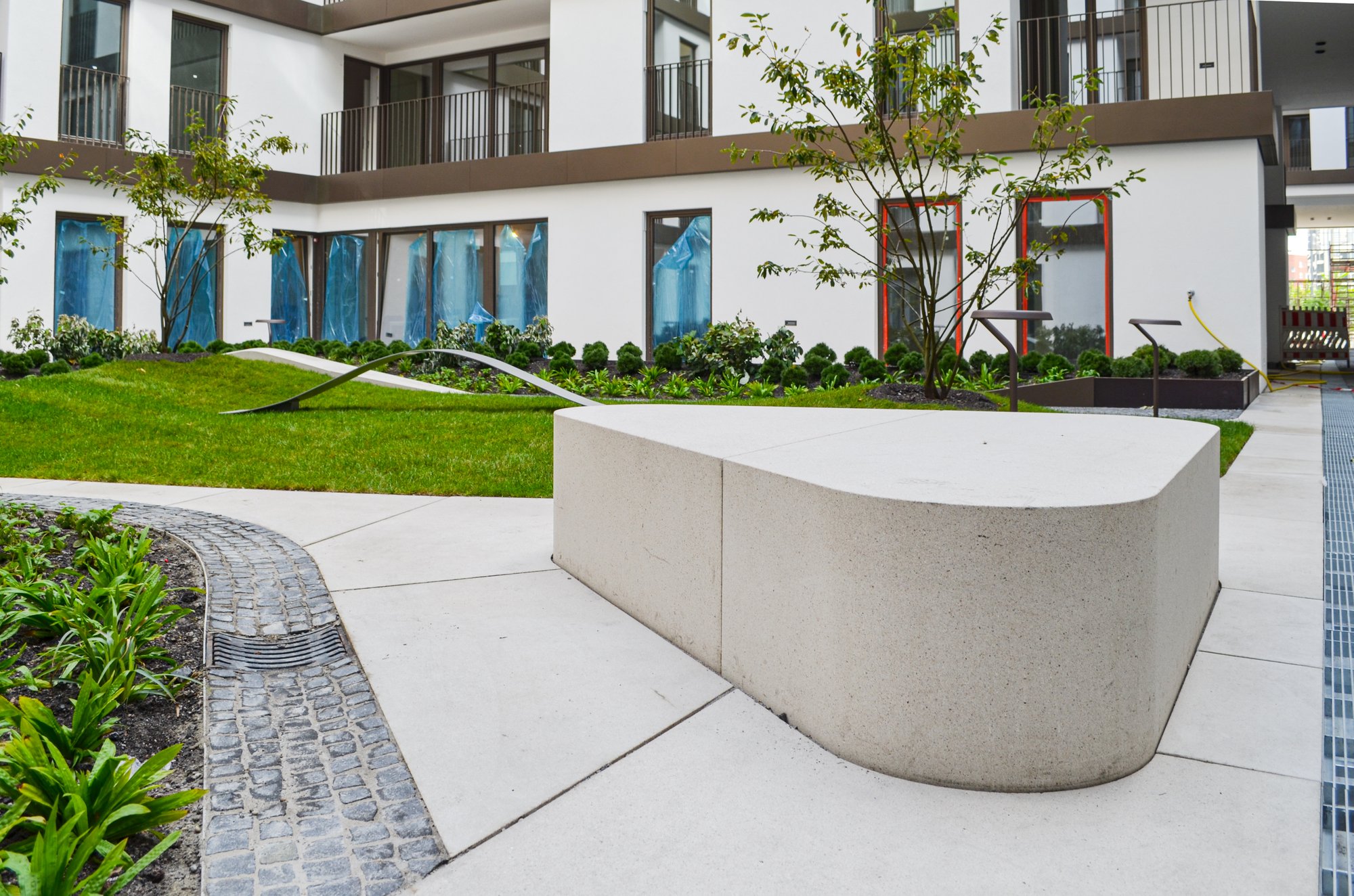 Beton Sitzblock Dreick mit abgerundeten Ecken Beton Sitzblock Dreick mit abgerundeten Ecken