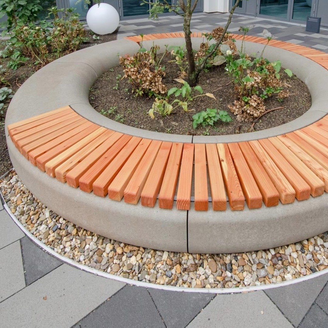 Kreisförmige Betonbank mit Pflanzbeet