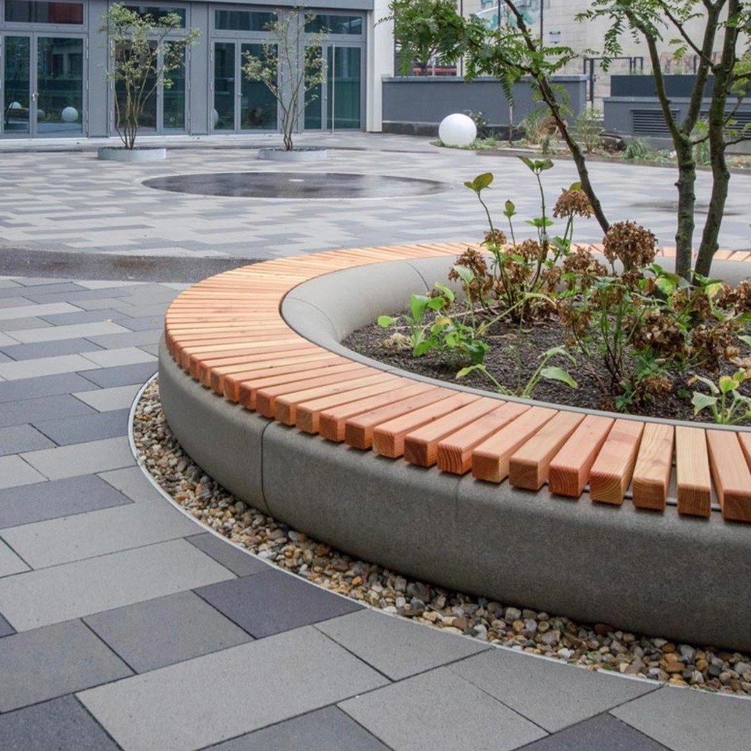 Kreisförmige Betonbank mit Holzbelattung