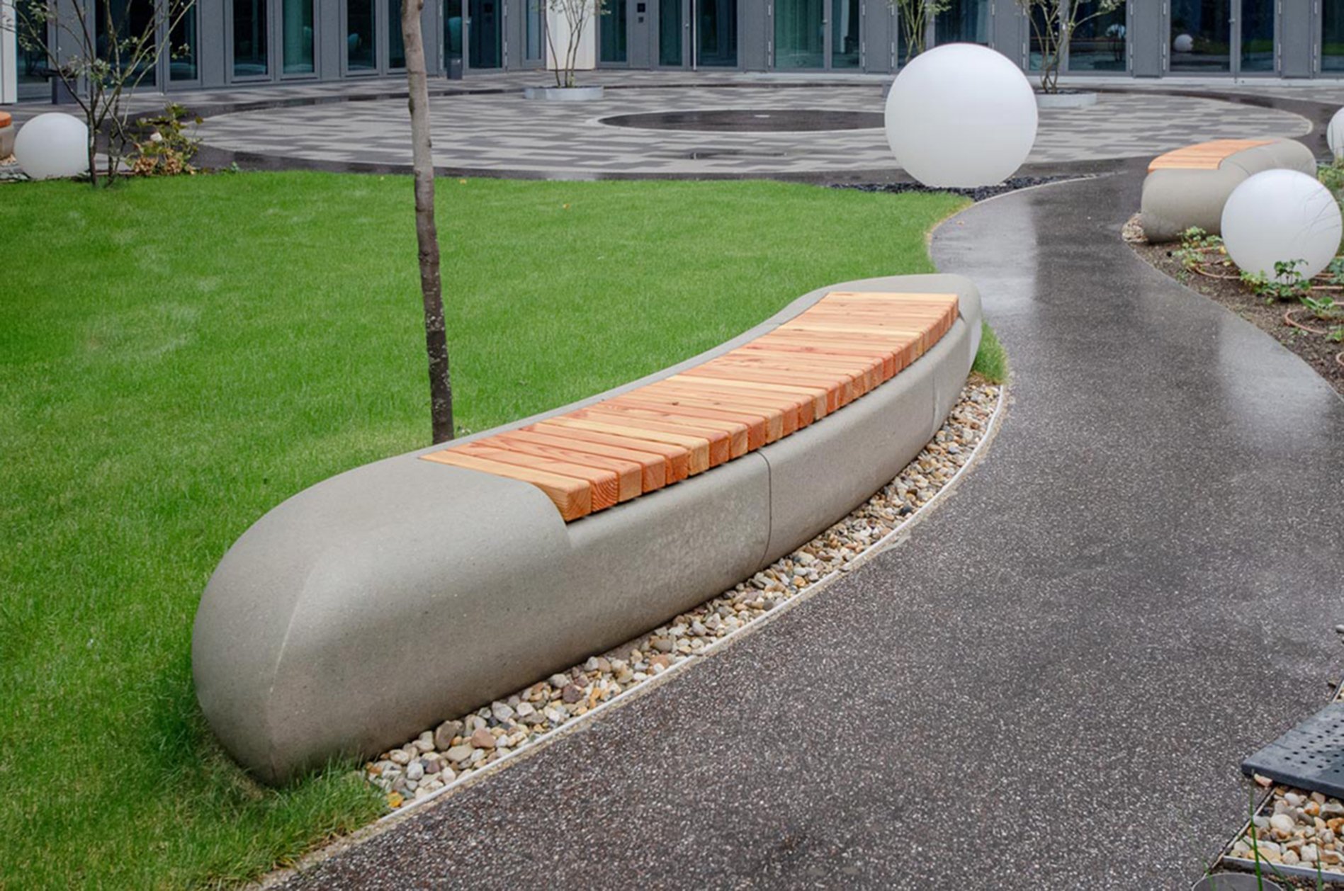 Geschwungene Betonbank mit Holz