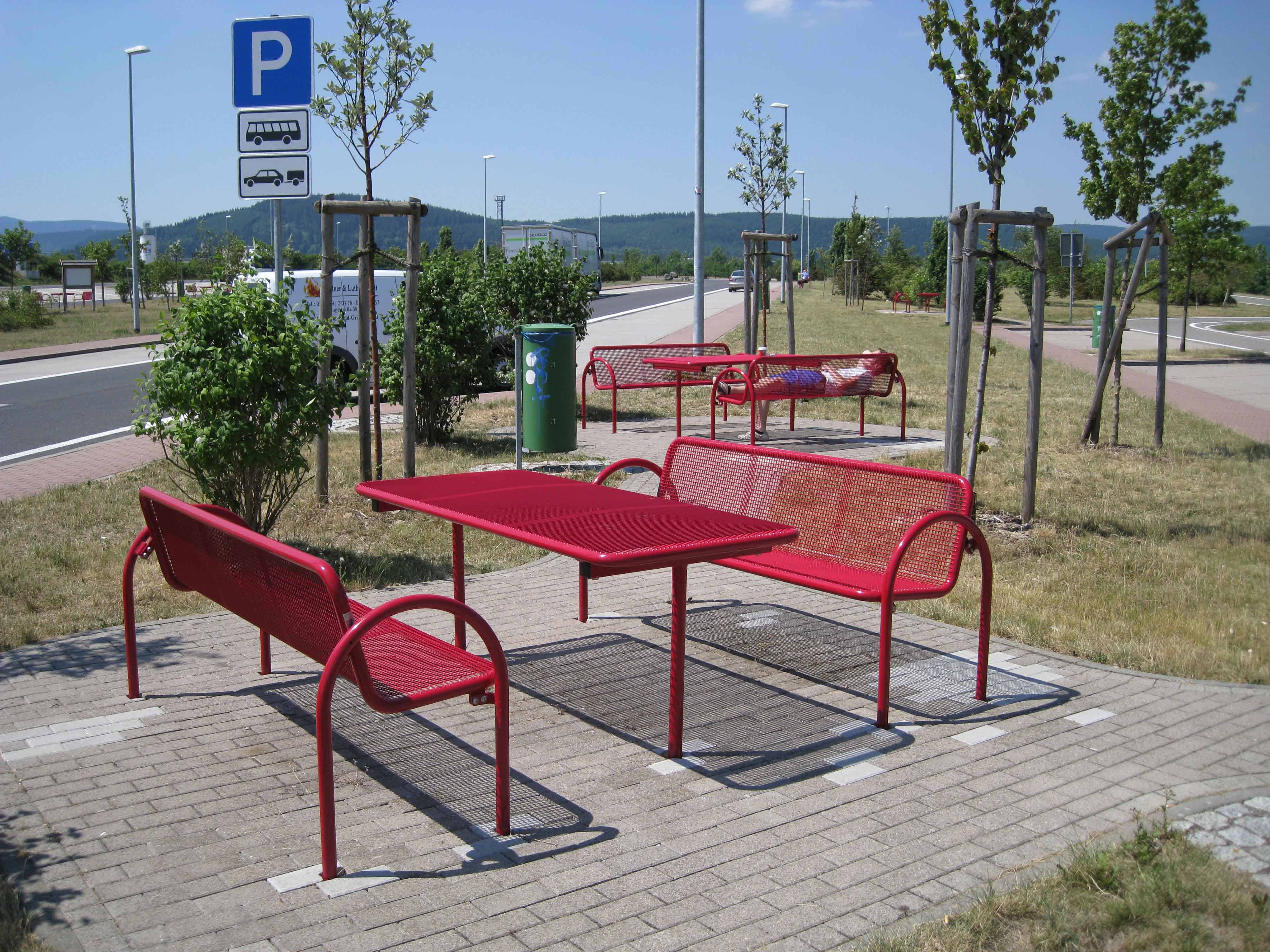 Bänke und Tische rubinrot