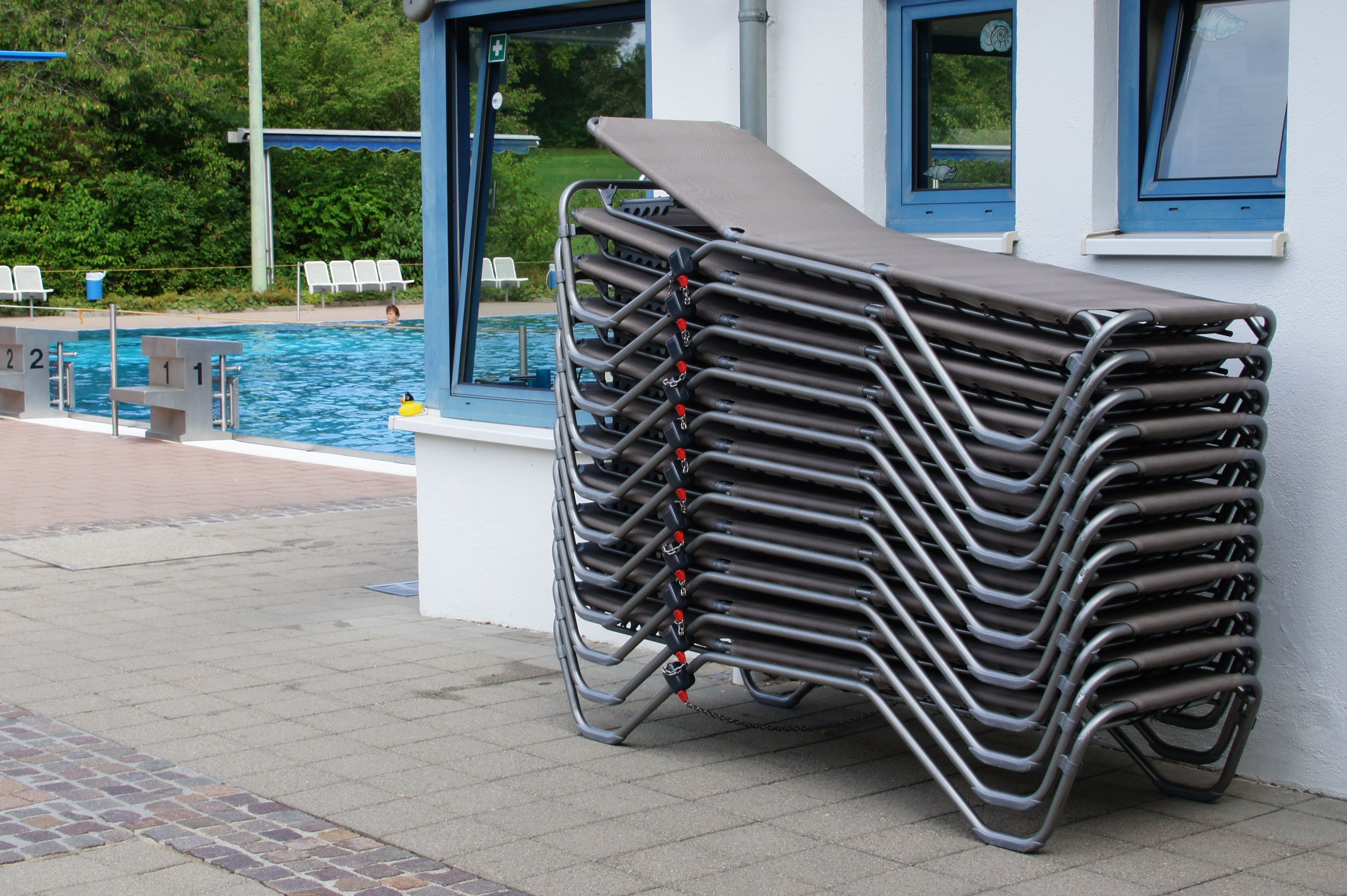 Gestapelte Liegen mit Pfandsystem