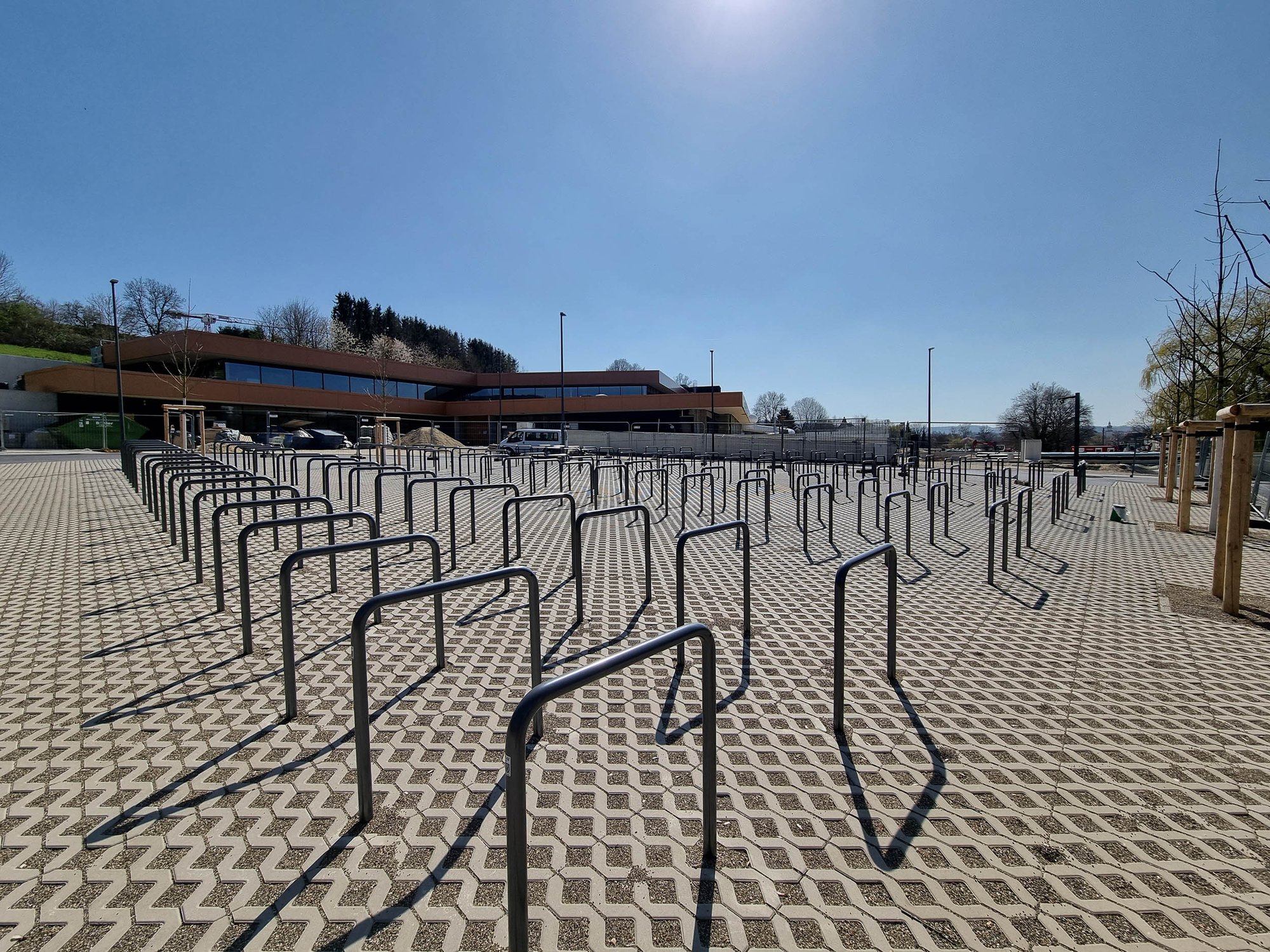 Großer Fahrradparkplatz mit Fahrradständern aus Metall