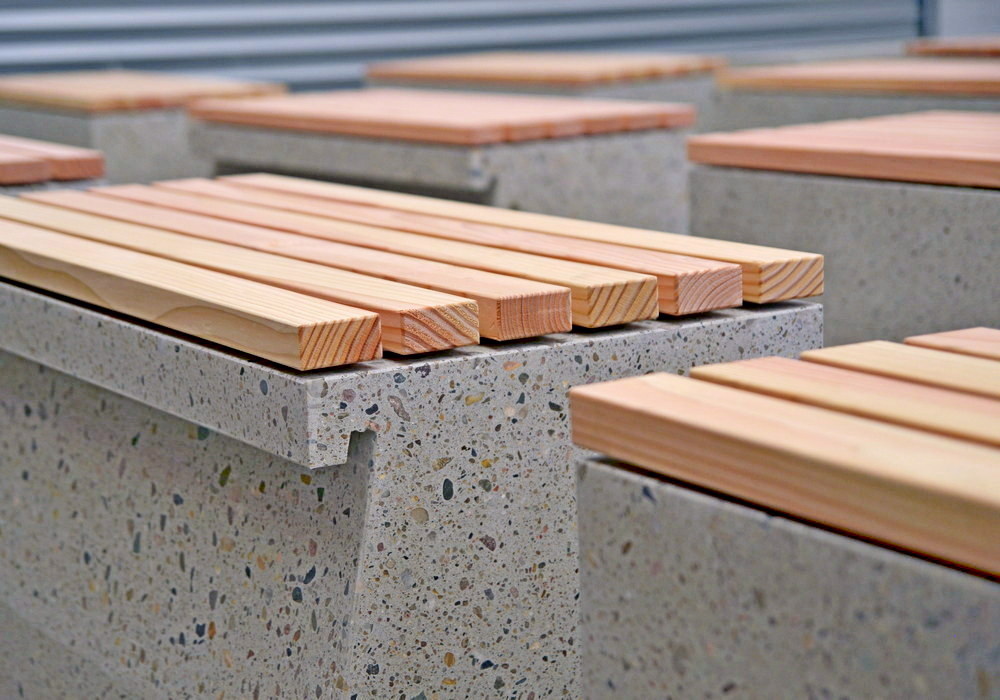 Betonbänke mit Holzbelattung Betonbänke mit Holzbelattung