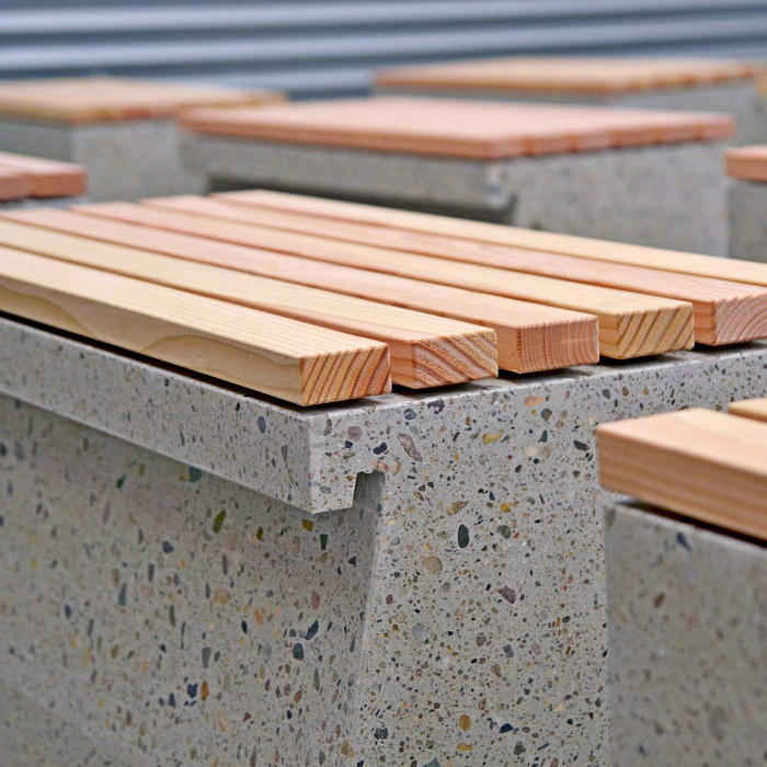 Betonbänke mit Holzbelattung